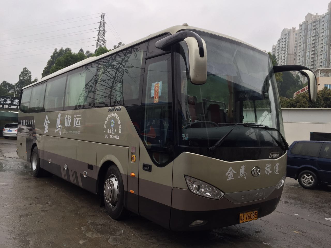 车辆外观 车辆外观统一涂装,车身印有【金马旅运】供应商公司名.